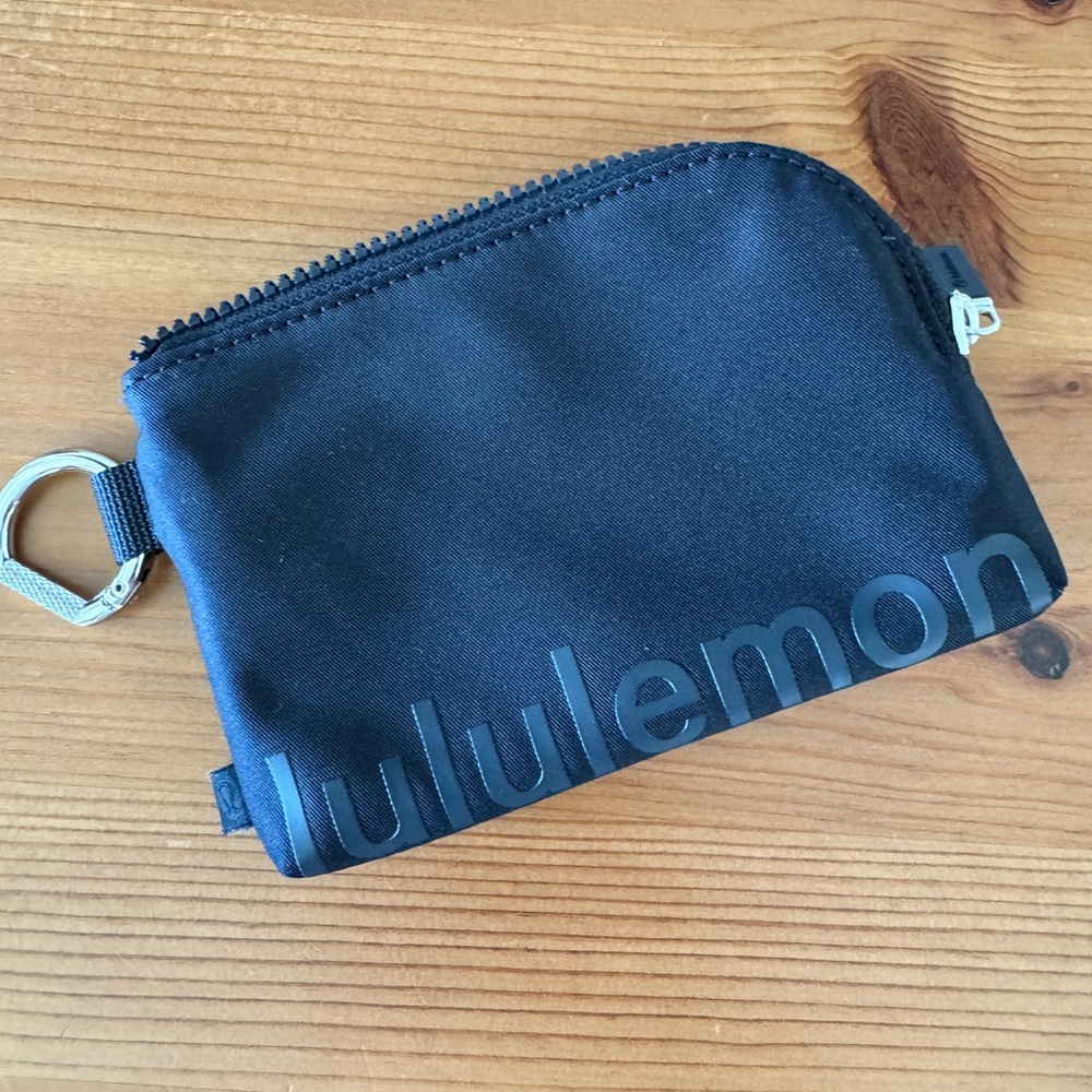 Lululemon clippable card pouch